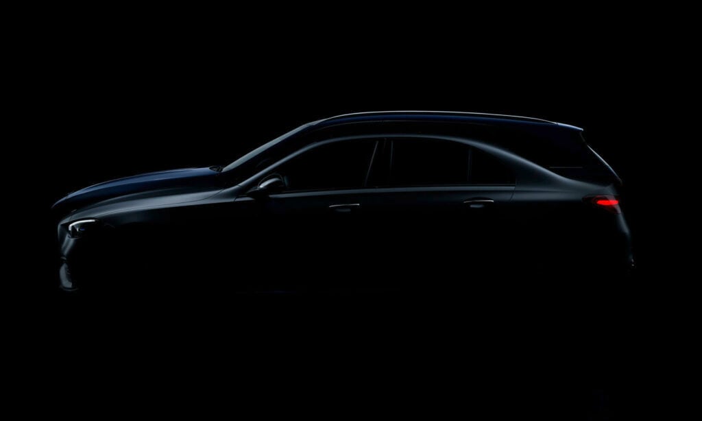 Mercedes-Benz C-klass SUV i mörkret (AI text)