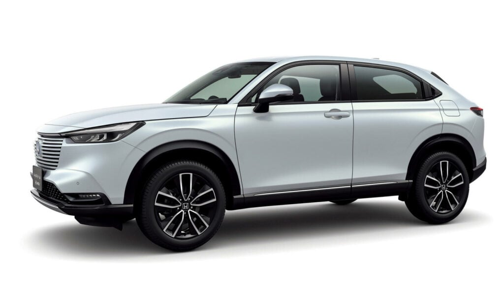 En vit SUV parkerad på en vit bakgrund. (AI text)