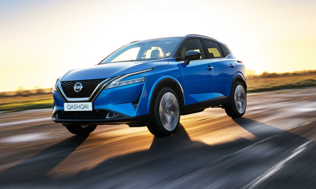 En blå Nissan Qashqai kör på en väg. (AI text)