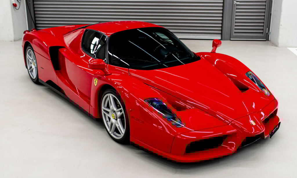 En röd Ferrari F12tdf i en garage. (AI text)