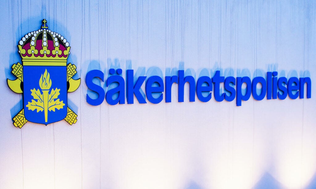 en bil med ett logotyp på sidan av den (AI text)