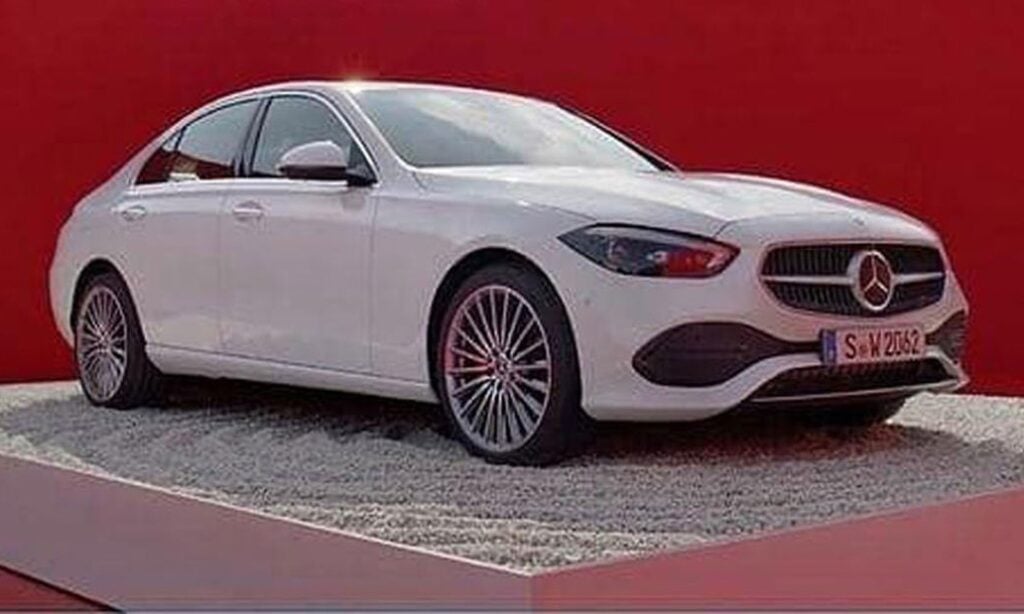 Mercedes-Benz C-klass sedan i utställningslokalen (AI text)