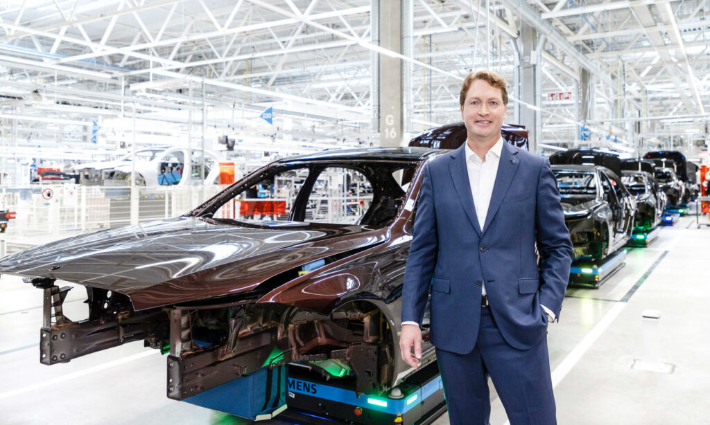 En man står inför en bilmonteringslinje. (AI text)