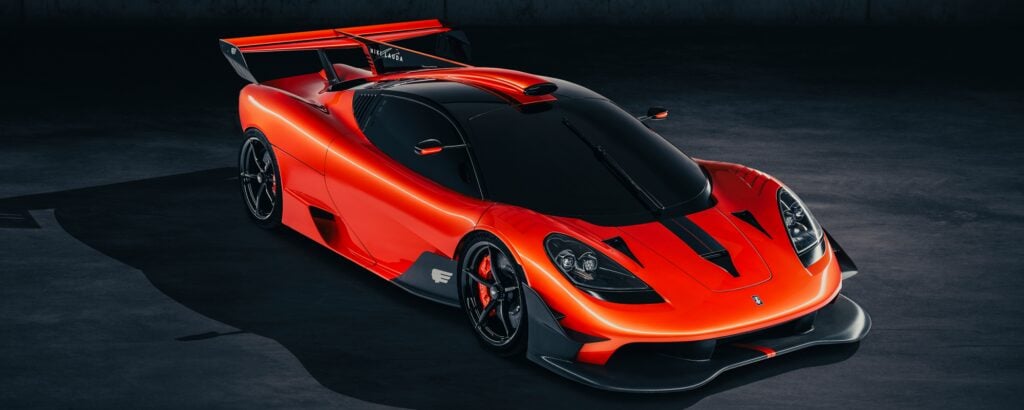 En röd sportbil i en mörk rum. (AI text)