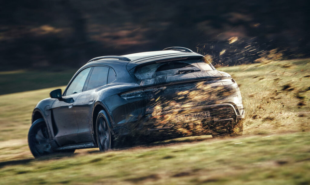 Porsche Cayenne kör nedför en grusväg. (AI text)