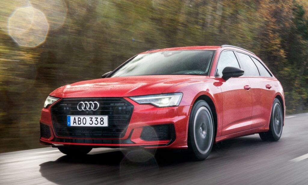 Audi RS4 Avant kör längs en landsväg. (AI text)