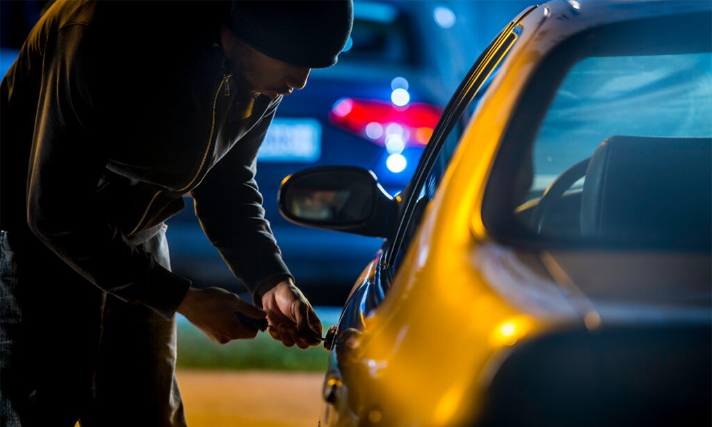En man låser upp sin bil på natten. (AI text)