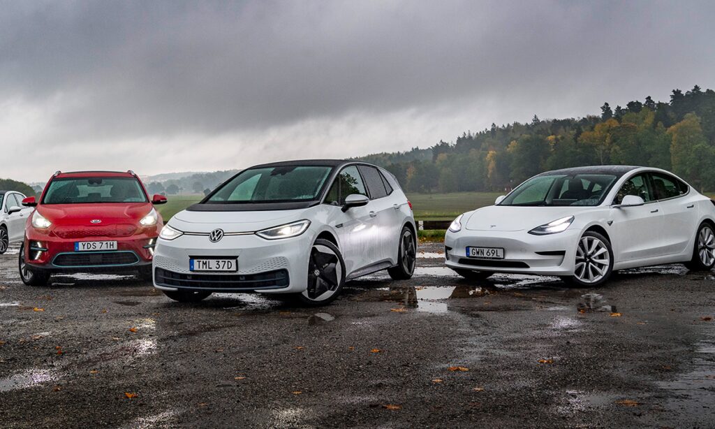 En grupp bilar parkerade i en parkeringsplats (AI text)