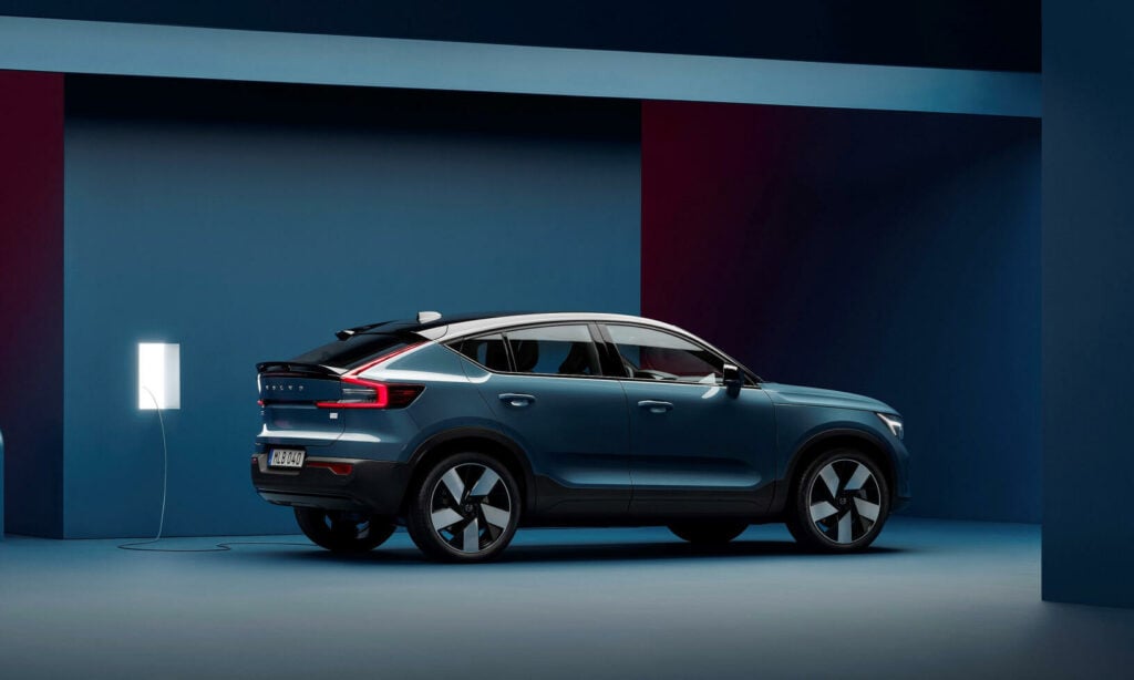 Volvo XC90 SUV i en mörk rummiljö. (AI text)