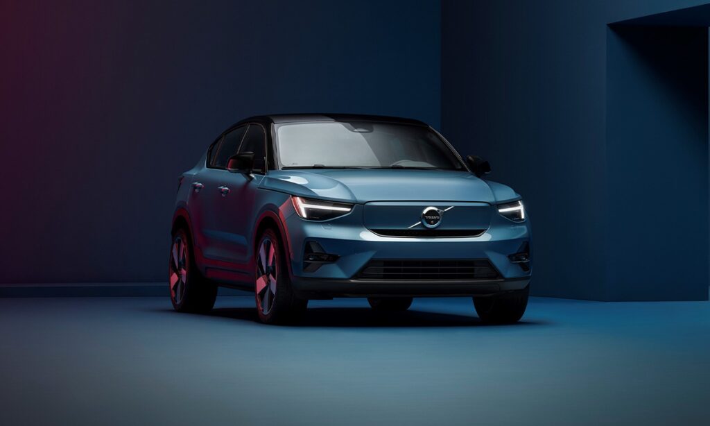 Volvo XC40 visas i en blå rum. (AI text)