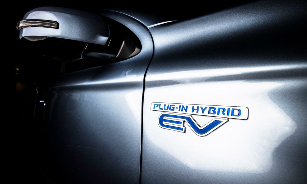 En bil med ordet "EV" på sidan. (AI text)