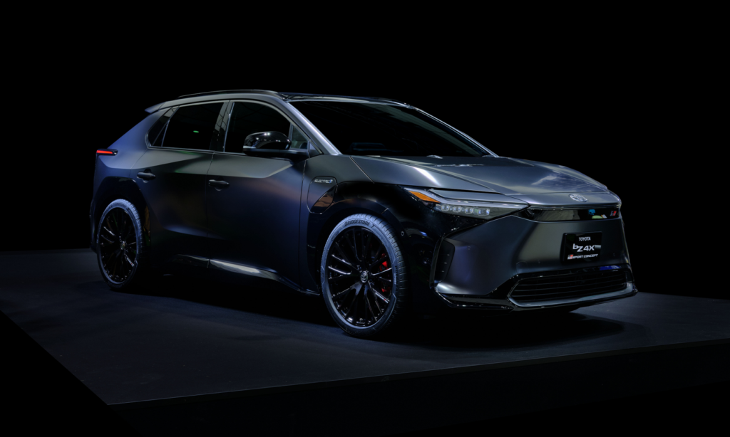 2020 Lexus CX R visas i en mörk salong. (AI text)