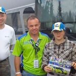 En grupp personer står framför en buss. (AI text)