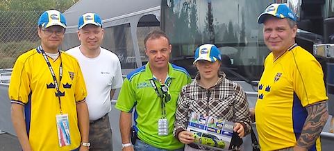 En grupp personer står framför en buss. (AI text)