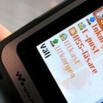 En person som håller i en mobiltelefon. (AI text)