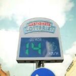 En bil står parkerad i en parkeringsplats. (AI text)