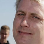 En man i kostym och slips (AI text)