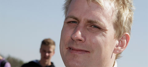 En man i kostym och slips (AI text)