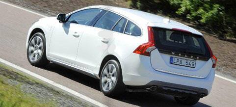 En vit Volvo V40 kör nerför en landsväg. (AI text)