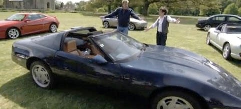 En man och kvinna står bredvid en Chevrolet Corvette. (AI text)