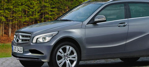 En Mercedes-Benz C-klass SUV parkerad på en grusväg. (AI text)
