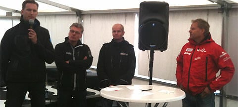 En grupp personer står i en tält. (AI text)