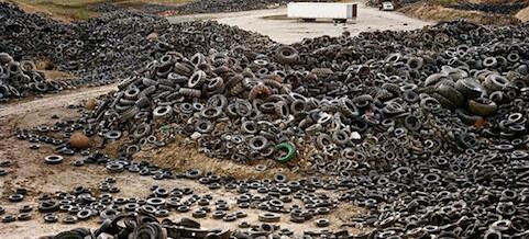 En däckskrot i en stad (AI text)