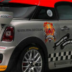 En Mini Cooper S GT-racebil i garaget. (AI text)