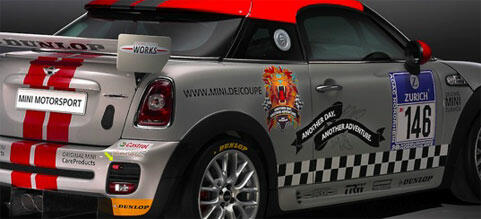 En Mini Cooper S GT-racebil i garaget. (AI text)