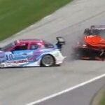 En racebil kraschar in i en annan bil. (AI text)