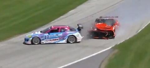 En racebil kraschar in i en annan bil. (AI text)