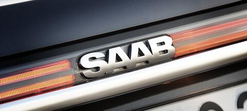 Saab-logotypen syns på förgrillsnittet på bilen. (AI text)