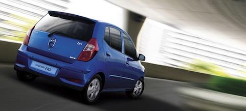 En blå bil kör nerför en väg. (AI text)