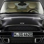 En svart Mini Cooper S (AI text)