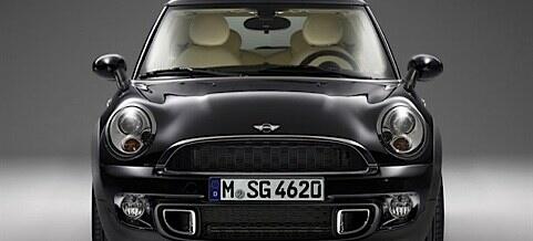En svart Mini Cooper S (AI text)
