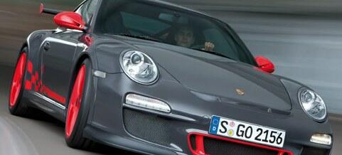 En Porsche 911 GTS kör nerför en väg. (AI text)