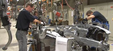 En bilmotor sätts ihop i en fabrik. (AI text)