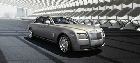 En Rolls-Royce Ghost kör ner en gata. (AI text)