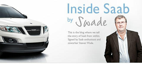 En man och en kvinna står framför en bil. (AI text)