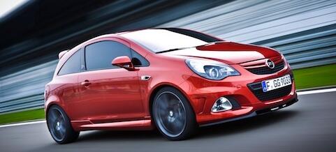 En röd bil kör på en bana. (AI text)