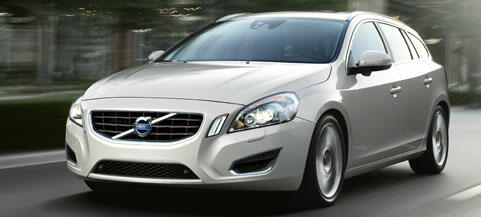 En Volvo V40 kör nedför vägen. (AI text)