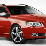 En röd Volvo V90 stationcar (AI text)