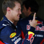 Red Bull-racingföraren ger ett givet thumbs up. (AI text)