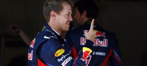 Red Bull-racingföraren ger ett givet thumbs up. (AI text)