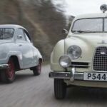 Bilar kör längs vägen. (AI text)