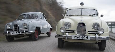 Bilar kör längs vägen. (AI text)