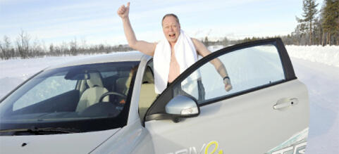 En man står framför en bil. (AI text)