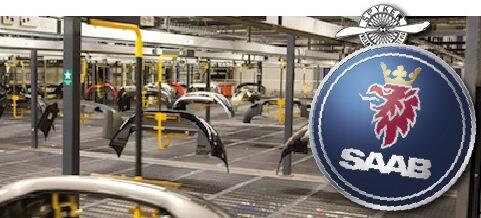 Saab-logotypen syns tydligt på bilen i fabriken. (AI text)