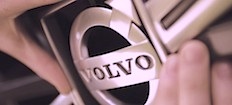 Volvo-logotyp på en bil (AI text)