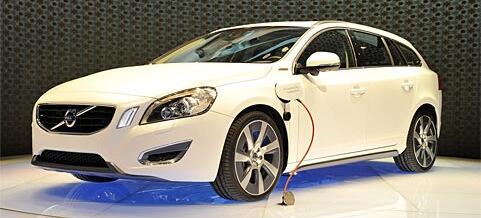 En Volvo V60 EV parkerad i en utställningslokal. (AI text)